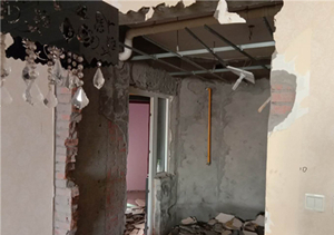 成都華陽鳳凰城二手房拆除,墻面拆除到紅磚。