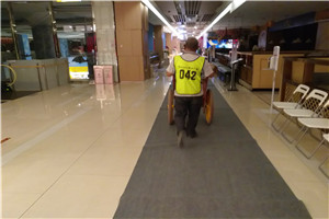 有人在6樓的閣樓上搭建小房屋，其他業(yè)主有權(quán)拆除嗎？