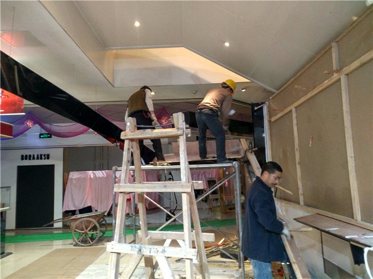 成都仁和春天東大路店手機(jī)店鋪拆柜及打圍施工清運(yùn)